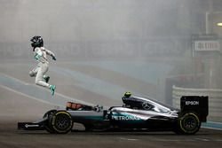 F1アブダビGP】ベッテル、ハミルトンのアプローチを非難。「”汚い手口”だ」