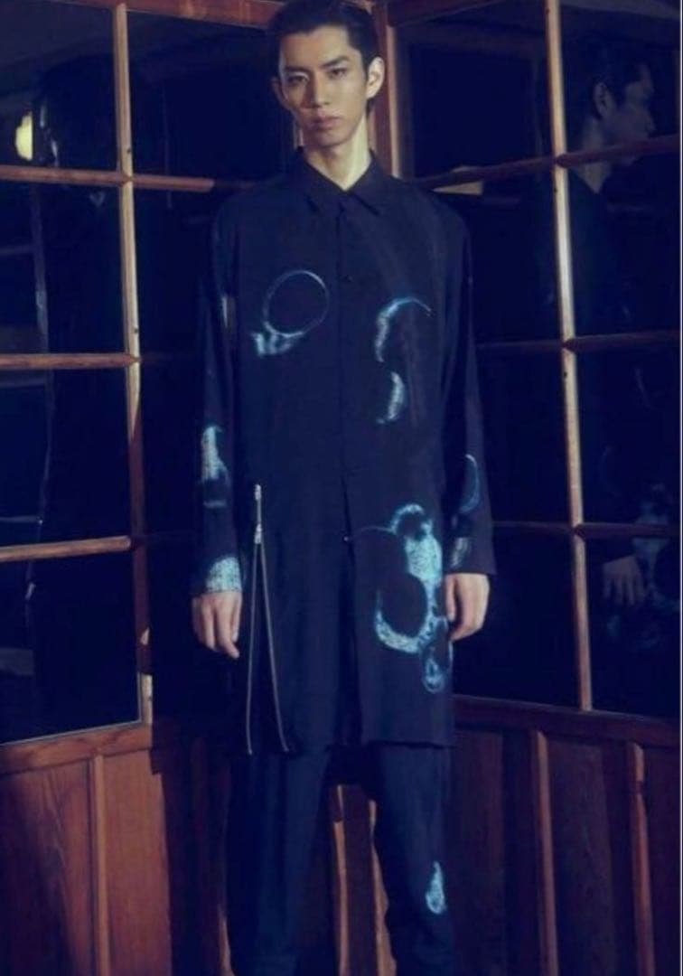 岸*也様 Ground y 江戸川乱歩　人間椅子　レーヨンロングシャツ STAFF STYLING｜THE SHOP YOHJI YAMAMOTO
